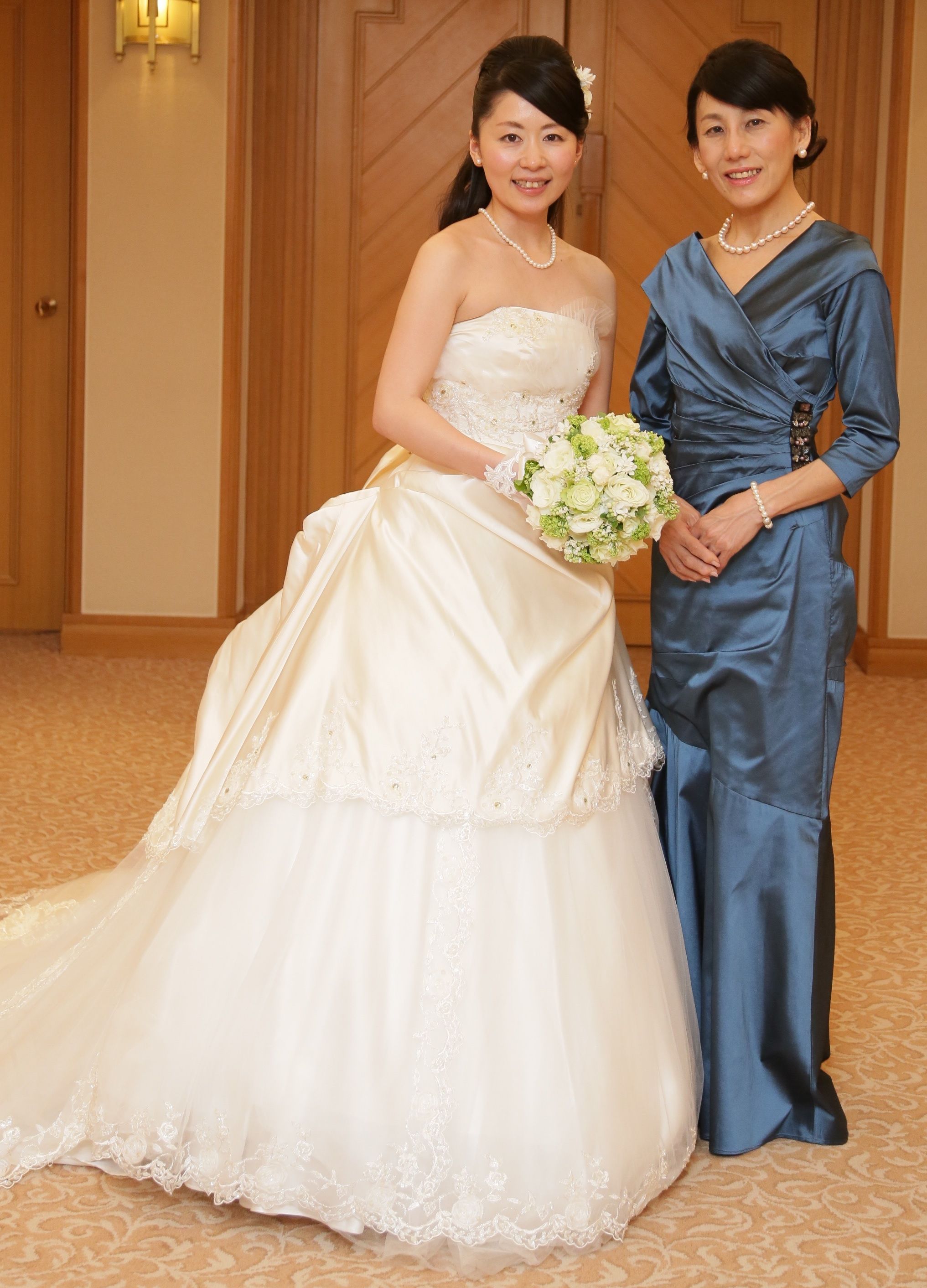 綺麗色のフォーマルドレスで正解です。 結婚式の母親ドレス・服装・フォーマルドレスのレンタル M&V for mother