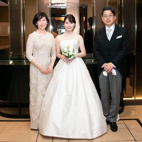 洋装にしたいけど 母親として何を着ればいいの 結婚式の母親ドレス 服装 フォーマルドレスのレンタル M V For Mother