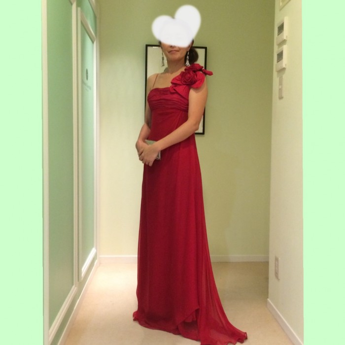 華やかなディナーパーティーに素敵な赤のイブニングドレス | 結婚式の