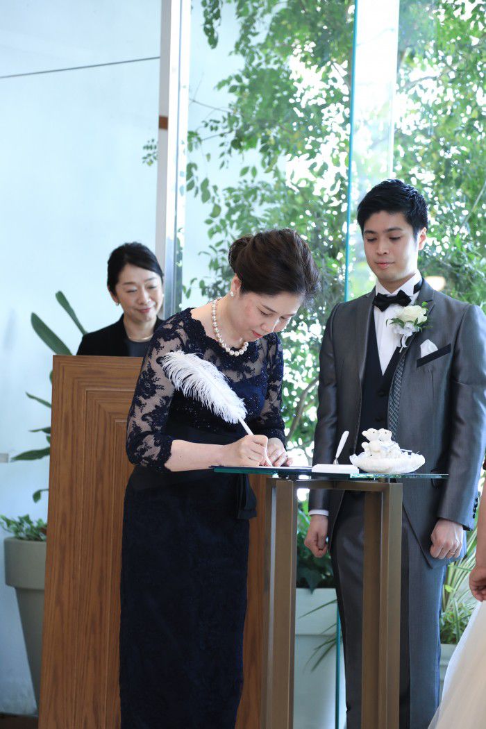 お子様のご結婚の承認役を担うお母様。サインをするお姿もドレスで麗しく！ 結婚式の母親ドレス・服装・フォーマルドレスのレンタル M&V