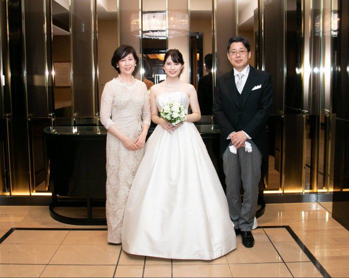 娘を想う母の気持ちがしみじみと伝わる美しいベールダウンの瞬間 結婚式の母親ドレス・服装・フォーマルドレスのレンタル M&V for