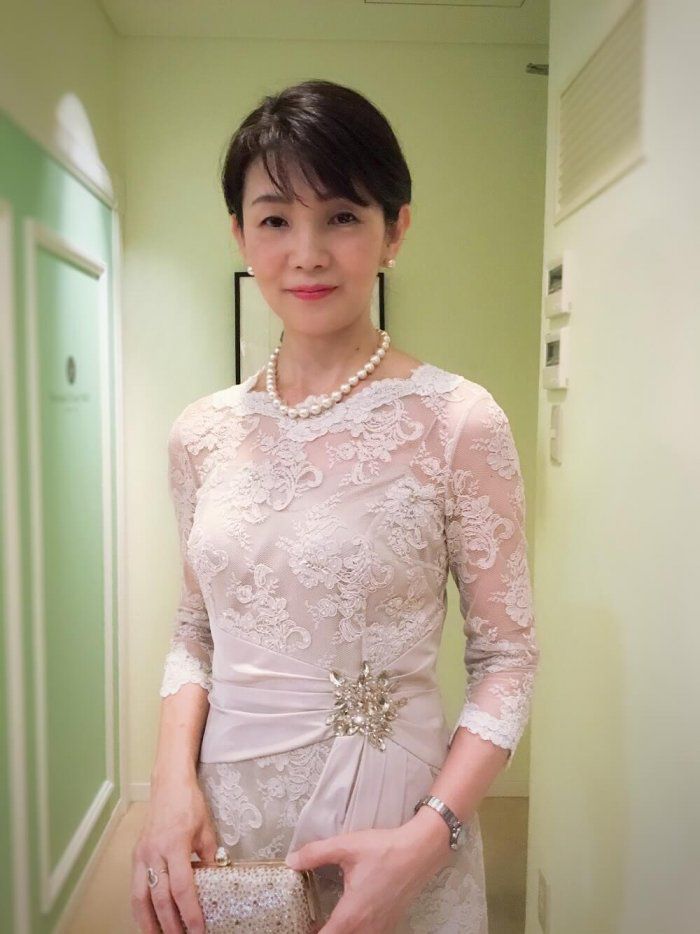 【結婚式母親の高級ドレス】娘の結婚式、やっぱり気持ちが華やぐフォーマルドレスで祝福したい｜結婚式の母親ドレス M&V for mother