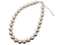 結婚式でフォーマルドレスを着るなら、アクセサリーやバッグといった小物はどうすればいい？