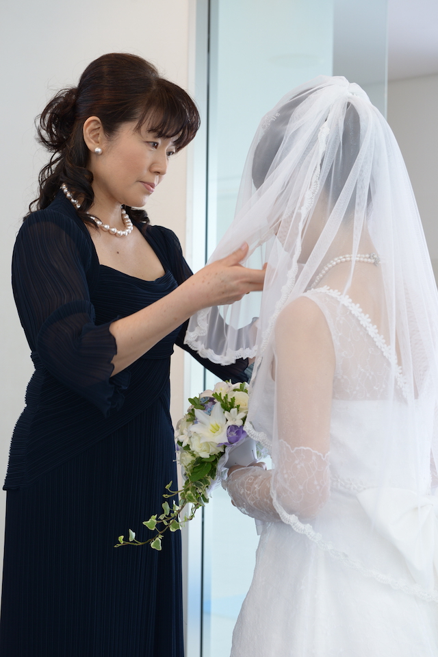 新婦のお母様の想いが伝わってくるお写真です