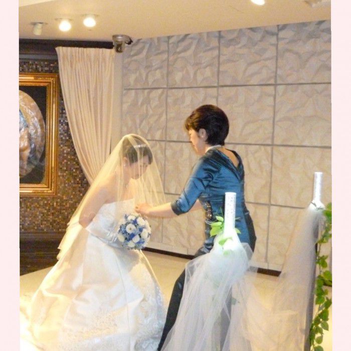 花嫁のブーケとドレスの色がリンク！！お母様の素敵なフォーマルドレス姿