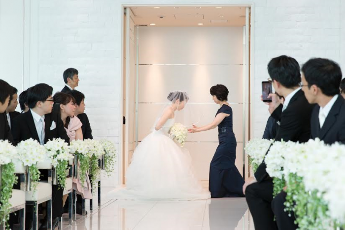 ご結婚式当日のお母様のエレガントなドレス姿をご紹介！〜新婦のお母様もフォーマルロングドレスで美しくベールダウンを〜