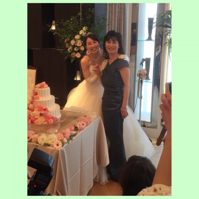 結婚式のお母様、お衣裳でこんなに変わる！ゲストの反応。お母様の衣裳はＭ＆Vの「女優ドレス」で