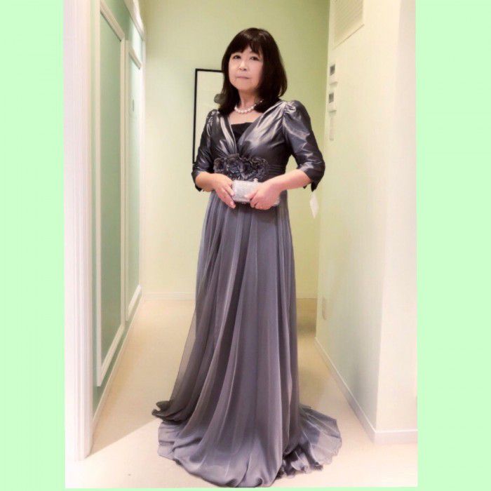 お子様の結婚式にお母様もフォーマルロングドレスで素敵な記念写真を