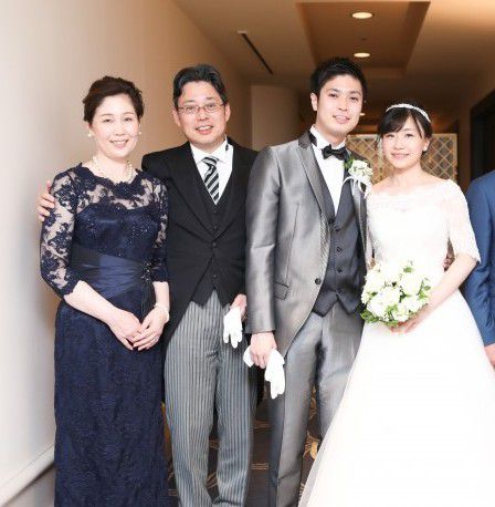 お子様のご結婚の承認役を担うお母様。サインをするお姿もドレスで麗しく！