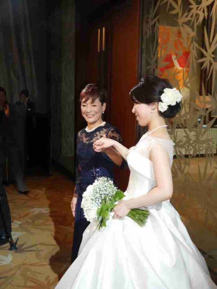 晴れやかな笑顔とフォーマルドレス姿でお嬢様のご結婚式を迎えるお母様