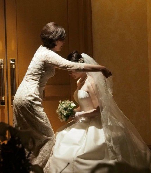 娘を想う母の気持ちがしみじみと伝わる美しいベールダウンの瞬間