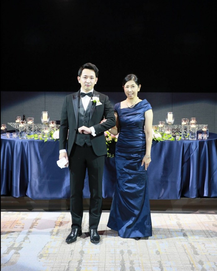 結婚式の母親の衣装、フォーマルドレスならM&V for mother